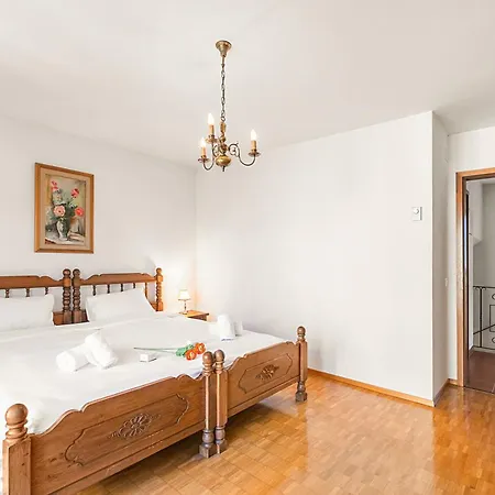 Casa Ana 2 With Garden & Parking For 5 - Happy